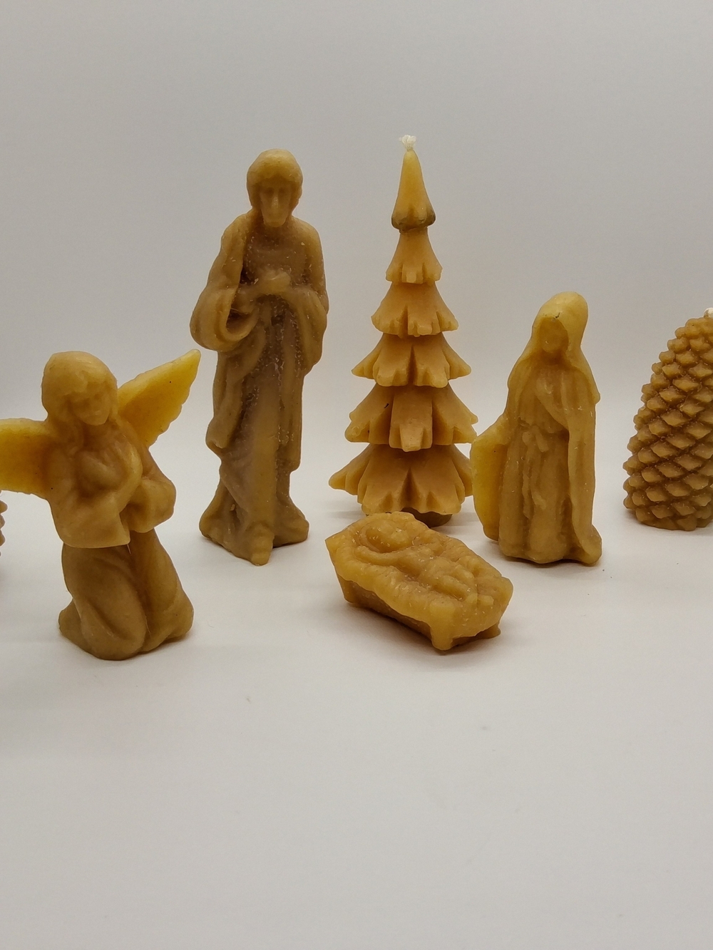 8 Pieces 100% Beeswax Nativity Set –4 Hand-Poured Figures + 1 Tree & 3 Pinecones